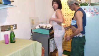 Nicole va na casa do myke brazil e faz a comida e de sobremesa da cuzinho e bucetinha bem gostoso…