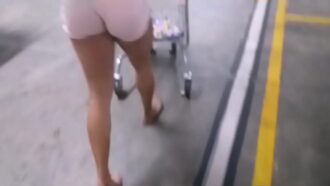 Bianca vai no aniversário do supermercado e olha no que a safada se meteu. Assista mais em XV Red