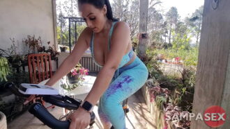 Morena da Bunda GG ficou com tesão na bike de spinning e pediu pra foder o cu e encher a buceta de…