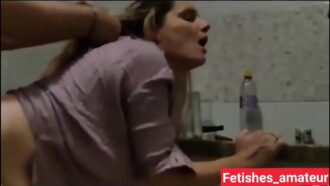 Loira estava cozinhando, e é pega de surpresa pelo namorado da sua melhor amiga, ela chupa, faz…