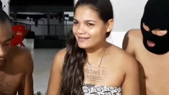 Trailer tigresa convida um negão e um novinho em sua casa para fazer aquele sexo gostoso rolou até…