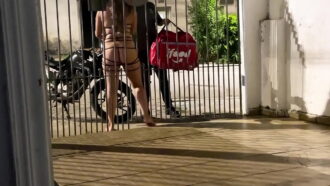 Deu O Cu No Pelo Pro Entregador Do Ifood Na Frente Do Corno